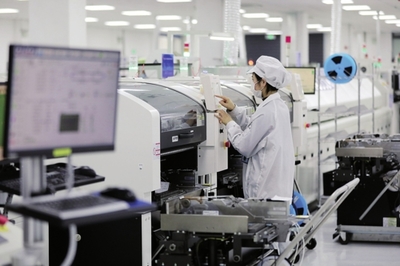 近年來,安徽省淮北市以長三角一體化發(fā)展為契機,相繼引進電子信息、裝備制造、新能源、新材料等產(chǎn)業(yè)項目,為當?shù)亟?jīng)濟轉(zhuǎn)型發(fā)展提供有力支撐。圖為在淮北市烈山經(jīng)濟開發(fā)區(qū)一家智能控制器生產(chǎn)企業(yè),工人在車間內(nèi)忙碌。新華社